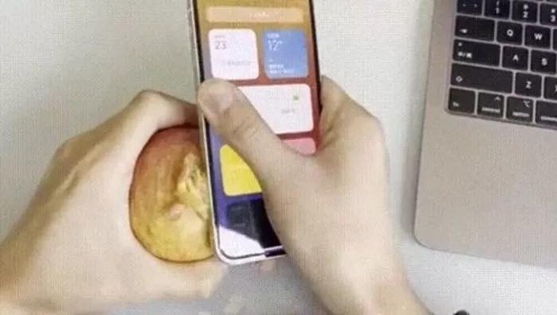 iPhone12でリンゴの皮を剥く