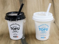 写真左が「TOFU latte Mocha」、右が「TOFU latte 100% pure tofu」