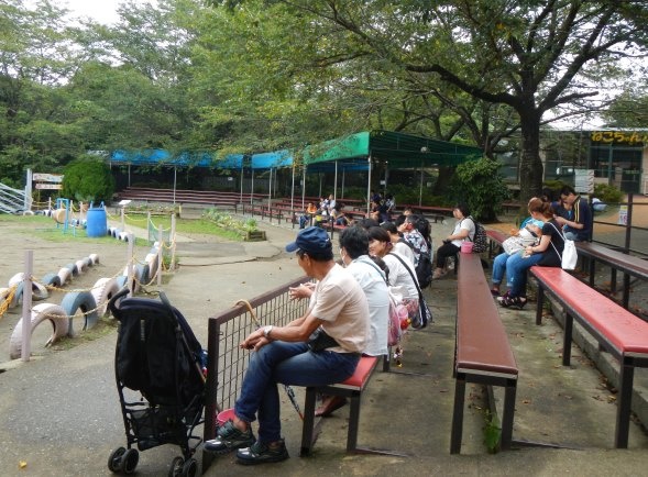 広場でぞうさんショーの開演を待つ