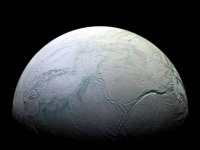 土星の衛星「エンケラドゥス」に生命存在か？海に豊富なリンが含まれている可能性が濃厚に