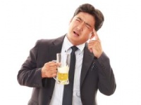少量の飲酒で顔面紅潮や頭痛などが生じるフラッシング反応（shutterstock.com）