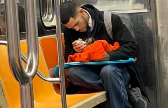 男性が小さな哺乳瓶で野良の子猫にミルクを。ニューヨークの地下鉄車内で見かけたやさしい世界（アメリカ）