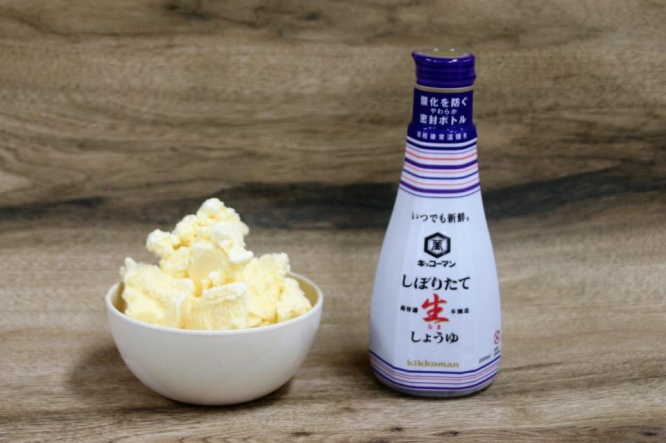 バニラアイスとしょう油を用意