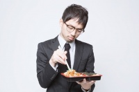 子どもみたいで許せない？ 食事のときに食べ物を残す彼氏「母親のように教育しなおす」