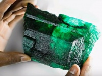 5655カラット！重さ1.1キロの巨大エメラルドが発見され、ネット民ざわつく（ザンビア鉱山）