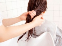 目指せ美髪！　ヘアケアマイスターに聞く、リンスとトリートメントはどう使い分ける？