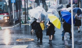 周りをみろよ！　雨の日にイラッとする「他人の傘の使い方・歩き方」6選