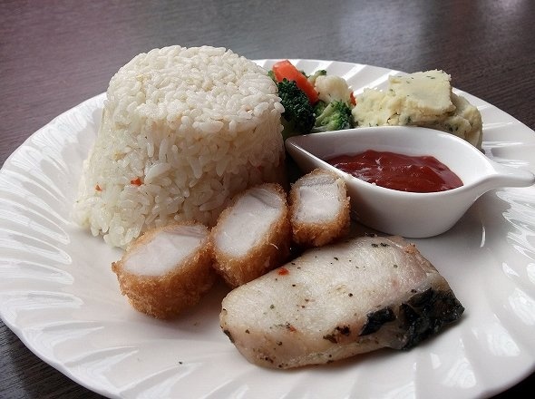 これが「ピラルクーランチ」、気になる味は......？
