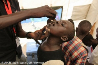 コレラの予防接種を受ける男の子。©UNICEF South Sudan_2015_McKeever