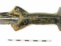 キノコ狩りに行ったら剣が生えてた！3300年前の貴重な青銅器時代の剣が発見される