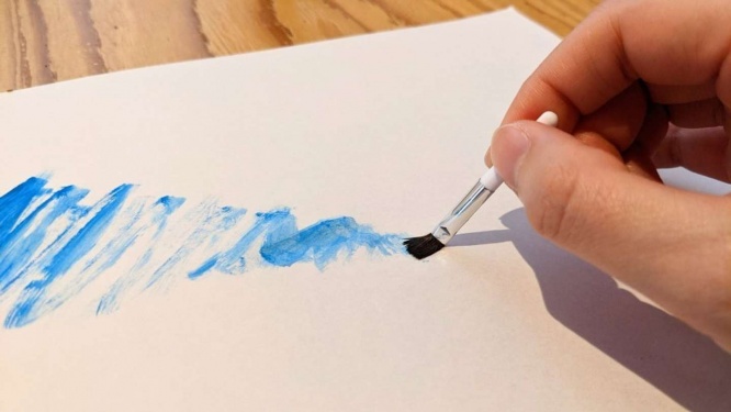 アイシャドウでお絵かき（写真はまいしろさん提供）