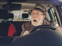 車の運転で認知症の兆候がわかる。AIで運転データを分析することで認知症の発見が可能に
