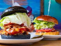 黒いバンズが特徴の「アペロバーガー」（画像は公式サイト