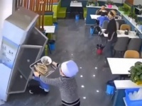 いたずらっ子が冷蔵庫に押しつぶされそうに！店員がトレイで危機一髪を救う