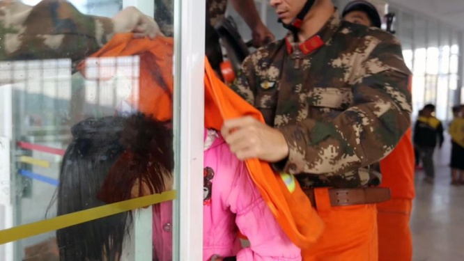 首を挟むいじめ