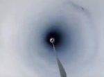南極の氷に開けた、スカイツリーの全長よりも深い穴に潜入。