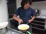 葉加瀬太郎の料理教室？　本場の”ペペロンチーノ”をユーチューバーに披露