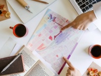 「その場所知ってる！」と話が弾む。地図柄デザインの文房具