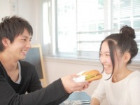 好きになっちゃう！　食事中に男性にされたら、キュンとする気配り「お水をくれる」「取り分け」