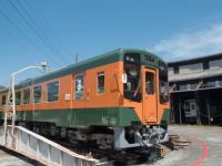 オレンジ色と緑色のラッピング車両（画像提供：天竜浜名湖鉄道）