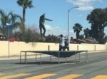 迷惑すぎる・・・道のど真ん中でトランポリンをする少年達の映像。