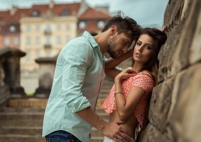 ヤベーもん発見!!　男友だちの彼女の浮気を知ったら「話す」or「隠す」？