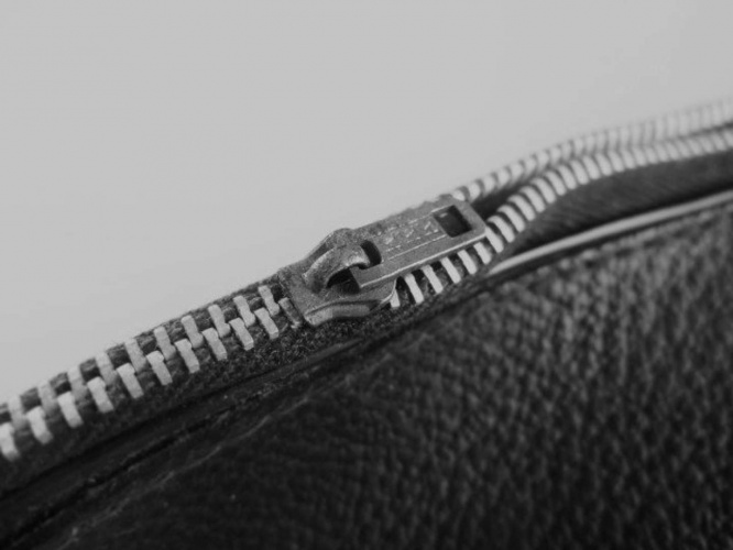 ファスナーが開きっぱなしに...(画像はイメージ)