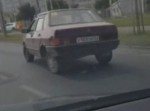 ロシアの車は、こんな状態でも平気で道路を…