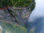 中国ハンパねえ！　高さ３００メートルのガラス張りスカイウォークを開通！