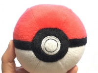 ポケモンのモンスターボールのぬいぐるみ（Tatsuo Yamashitaさん撮影、Flickrより）