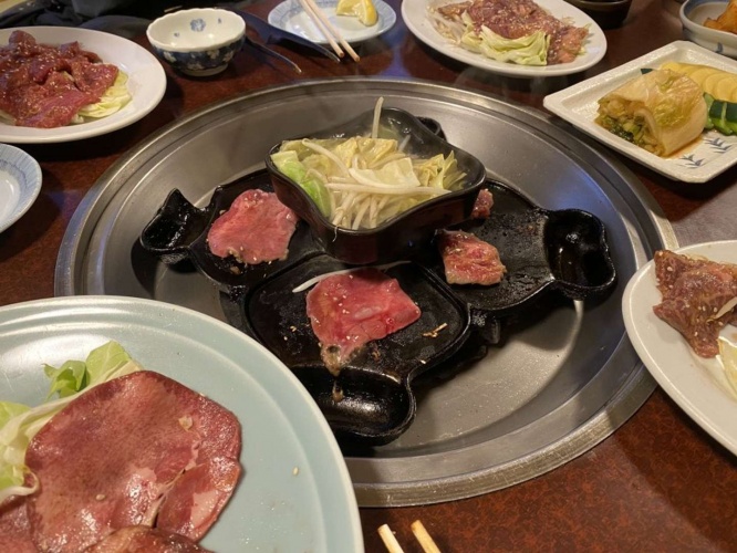 1段目で肉を焼き、中央の容器で野菜を茹でる