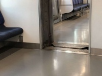 帰宅時間の総武線で（画像はphotoAC）