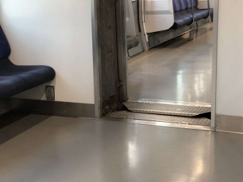 帰宅時間の総武線で（画像はphotoAC）