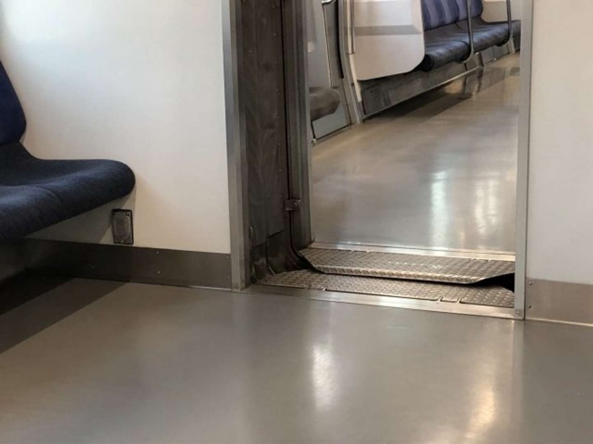 帰宅時間の総武線で（画像はphotoAC）