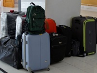 あなたはどっち？飛行機から一番早く降りるためにお金を払う人々