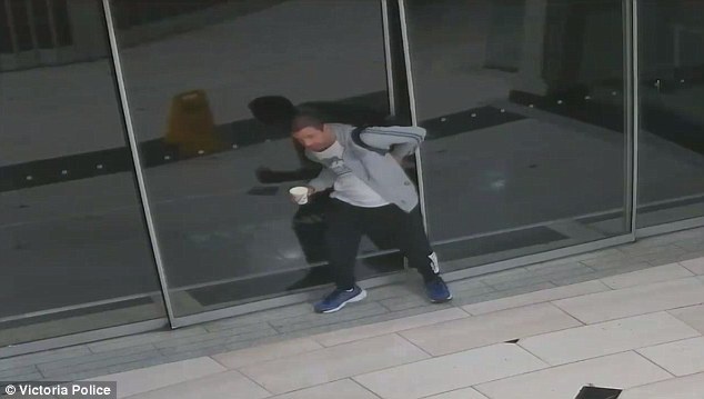 ガラスに挟まれる泥棒