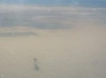 雲の上に巨人か…！　飛行機の窓から見えたものとは？