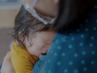 「食堂で泣き出し、卓上をひっくり返した1歳息子。抱っこしてあやしていたら、隣の席の女性客が...」（神奈川県・60代女性）