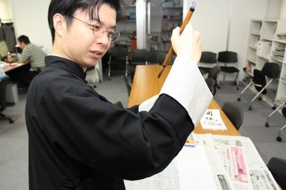 純白の袖口。できれば汚したくない
