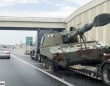 戦車のポロリアクシデント。高速道路でトレーラーから戦車が落下