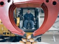 重機を操縦して完璧なホットドッグを作ってみるチャレンジ。見事大成功！