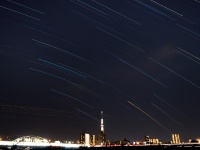 「夜空をジグザグ移動するオレンジの光」「大きな緑色の光を見た」夏に頻発！ UFOの目撃談