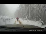 雪道で車を停めて立ちション⇒　悲劇的な結果が待ち受けていた…