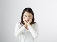 やっぱり小顔になりたい！　女性にズバリ聞いた、顔が大きくて損したこと＆ショックだったことって？