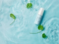 ひんやりクールにくすみ補正。透明感のある印象をつくる冷感カラープライマーが数量限定発売