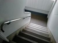 踊り場で遊ばないで...（画像はイメージ）