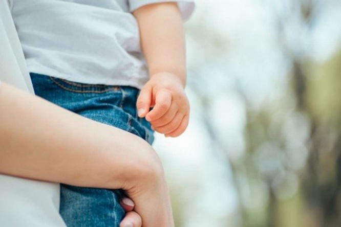 子供を抱っこする私にヤンキーが......（画像はイメージ）