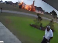 爆撃レベルの凄まじさ。隣家の庭に雷が落ちる瞬間をとらえた映像