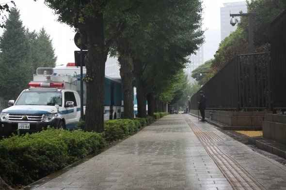 奥の方で、お巡りさんが鋭い視線をこちらに投げかけている