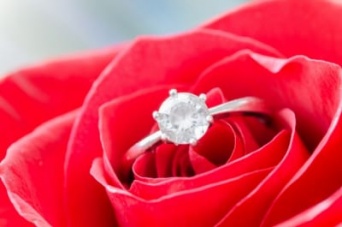 女性があえて「ダイヤなしの結婚指輪」を選んだ理由